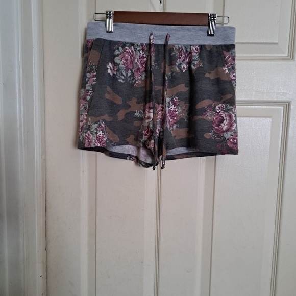 Joe B floral Shorts with pockets - Picture 1 of 3